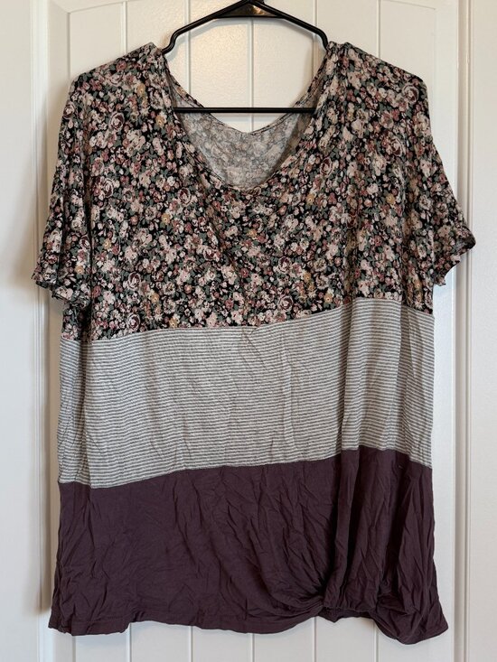 Tops - Stylish short-sleeve blouse with a flattering V-neck.
